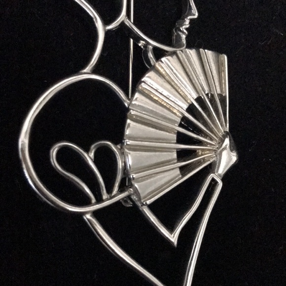 VINTAGE REMINGTON SILVER TONE VICTORIAN LADY W/ FAN BROOCH - Picture 4 of 7